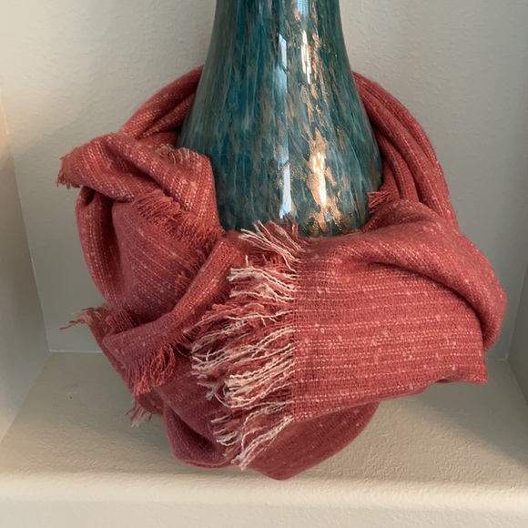 NWOT scarf/shawl extra large and super soft - Picture 4 of 8